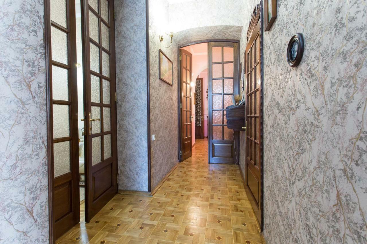 Apartment In The Center Of Kharkov Luaran gambar